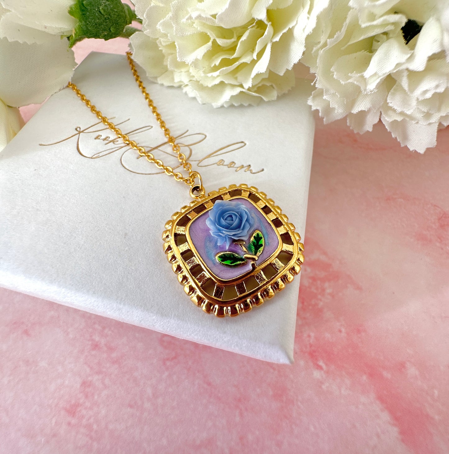 Gold vintage style Blue flower Necklace.