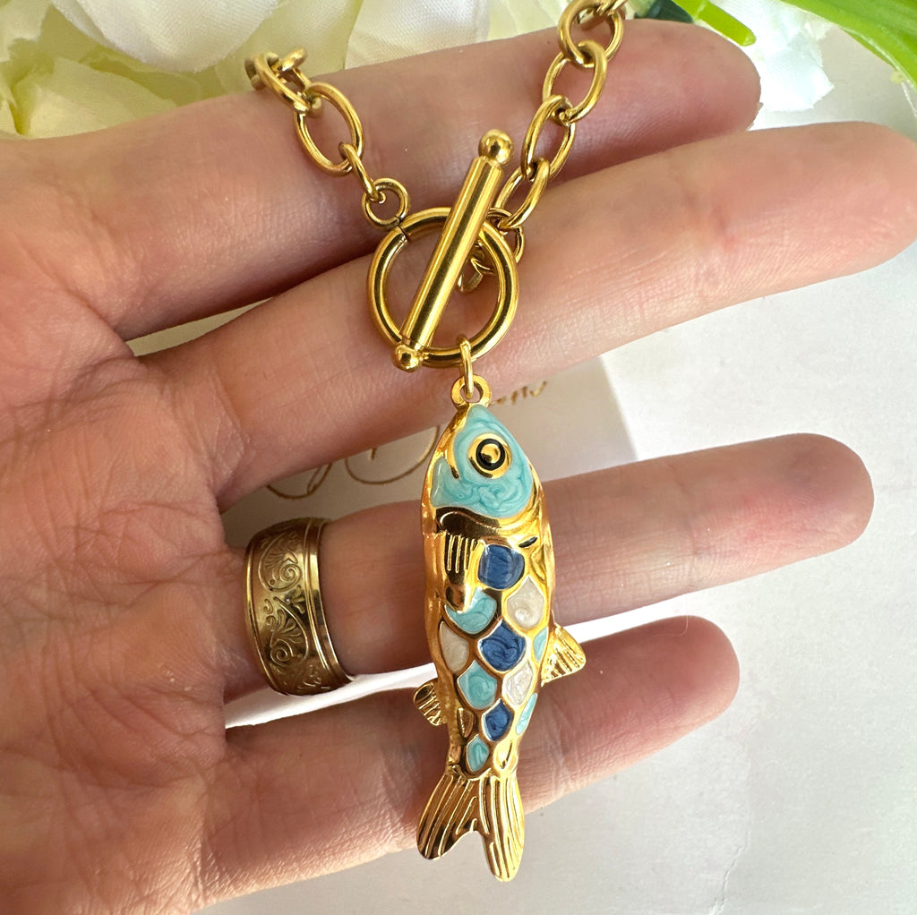 Gold chunky toggle clasp fish necklace