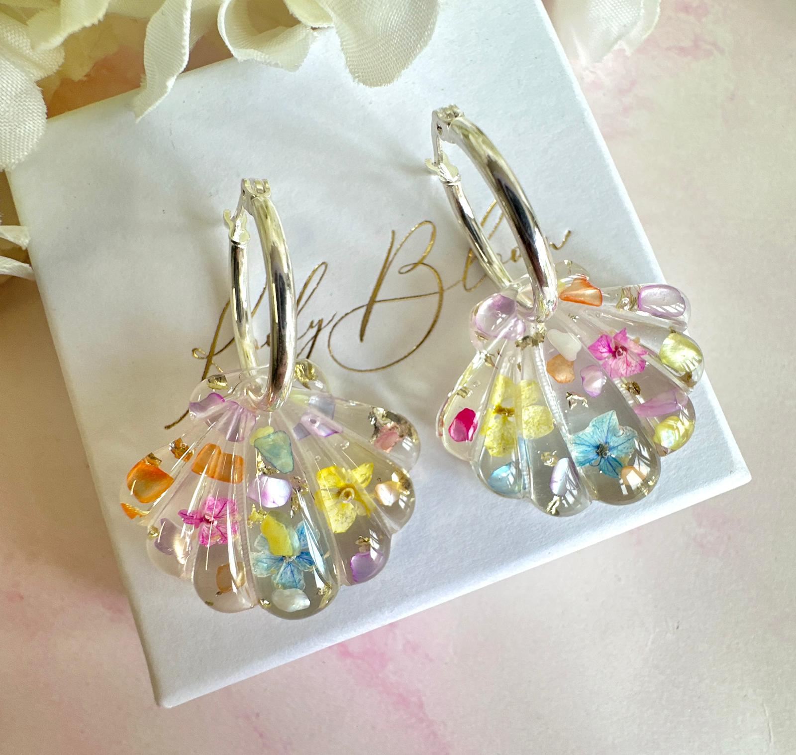 Multicoloured Seashell bloom hoop earrings.
