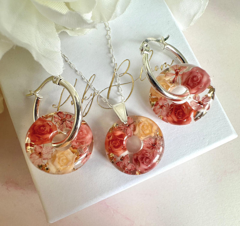 Silver terracotta rose donut necklace