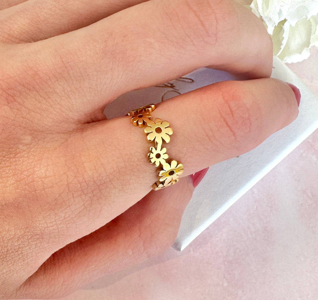 Gold Daisy chain ring