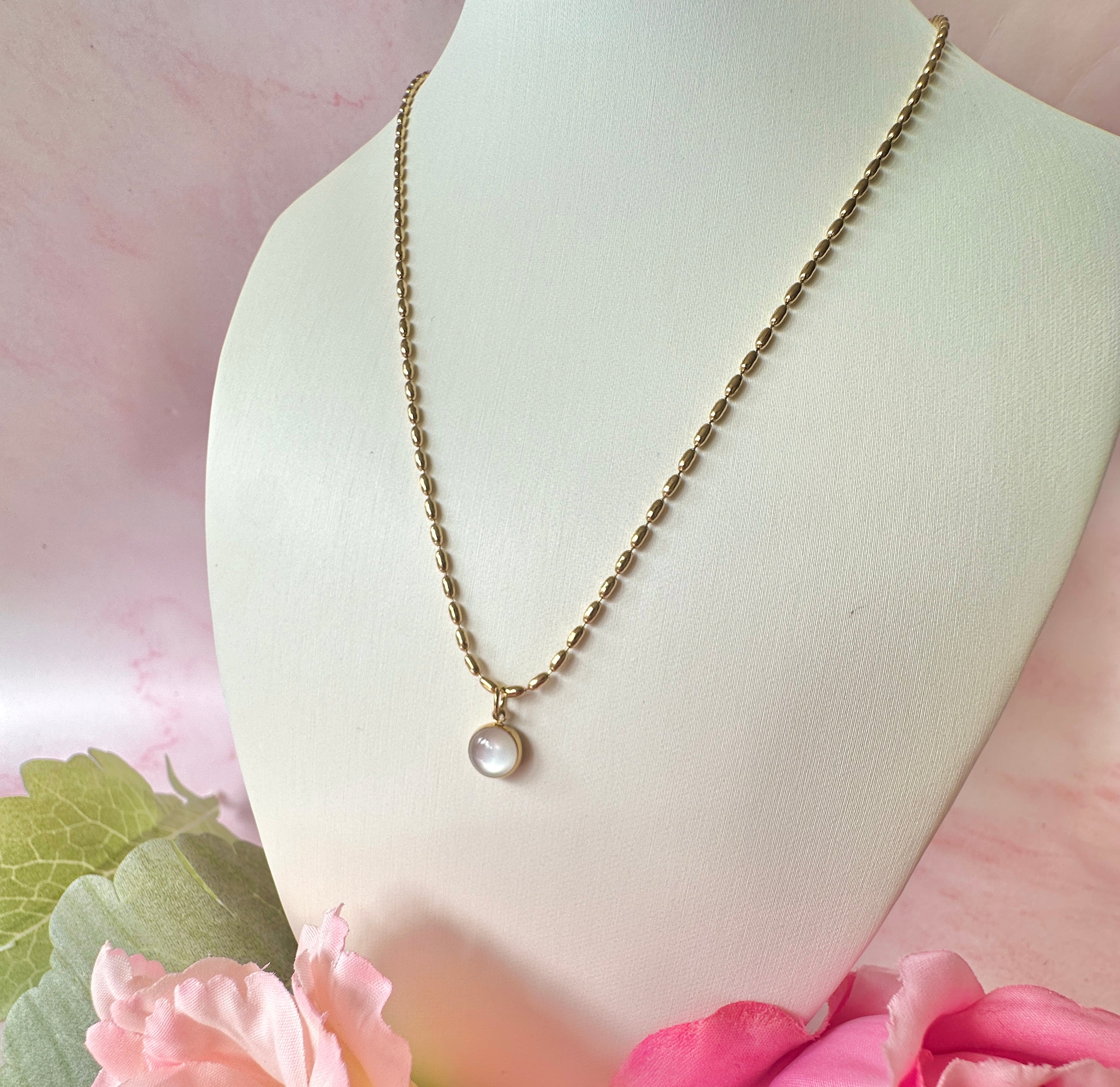 Gold Pearlescent pendant necklace.