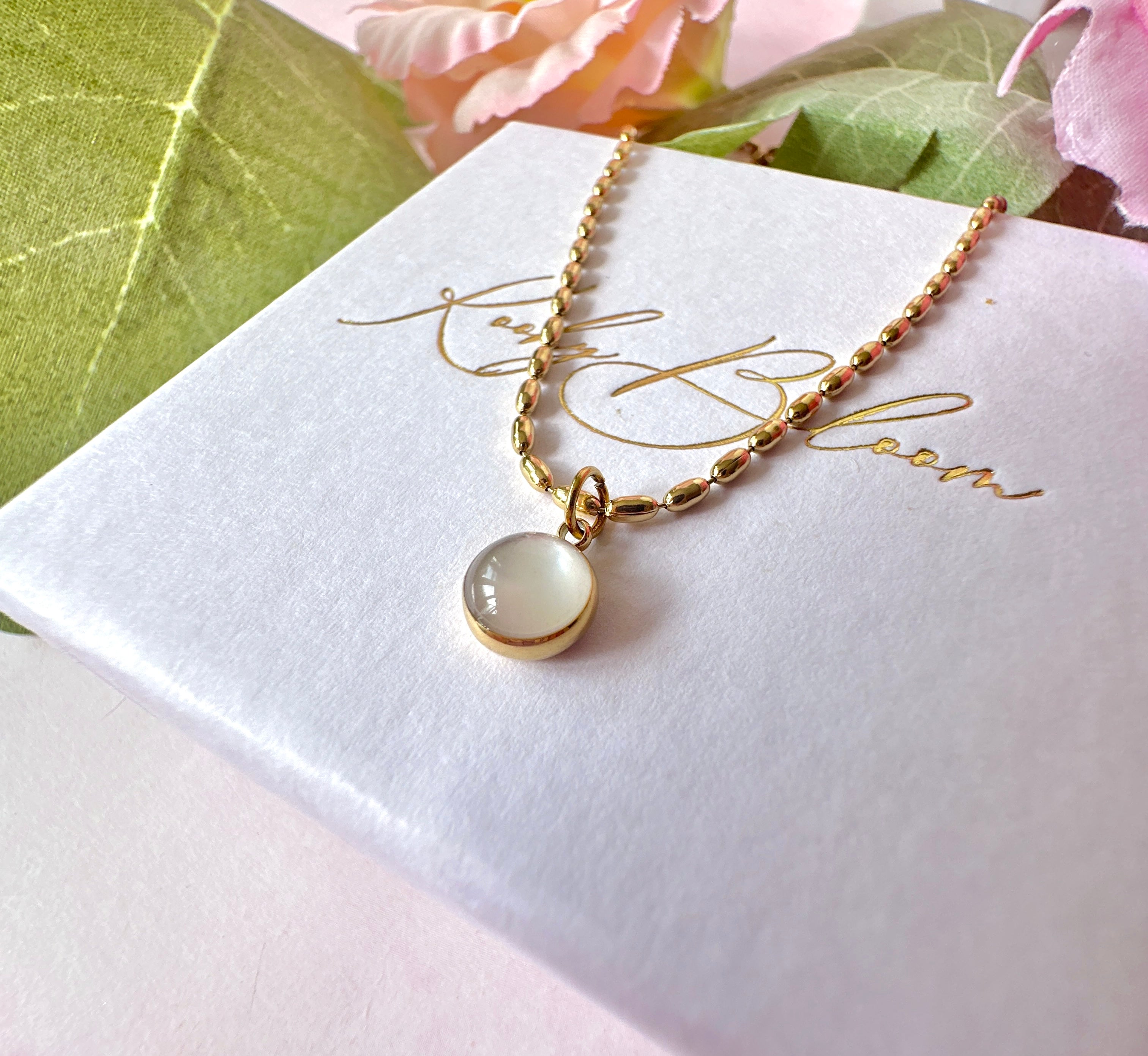 Gold Pearlescent pendant necklace.