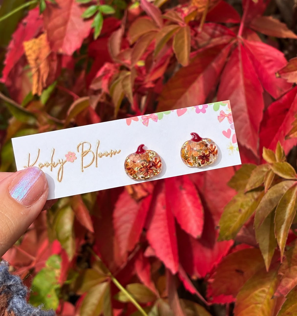 Small woodland Bloom Pumpkin stud earrings.