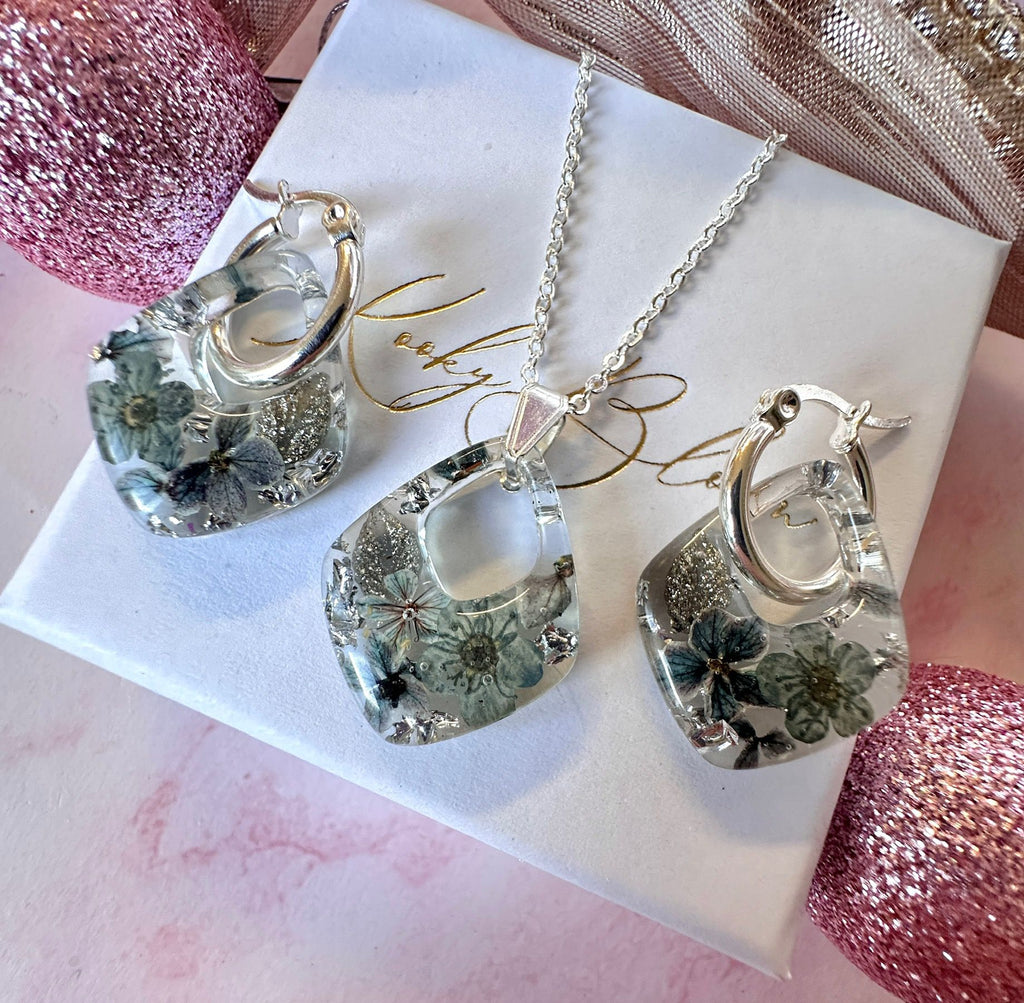 Silver Frosted floral diamond necklace.