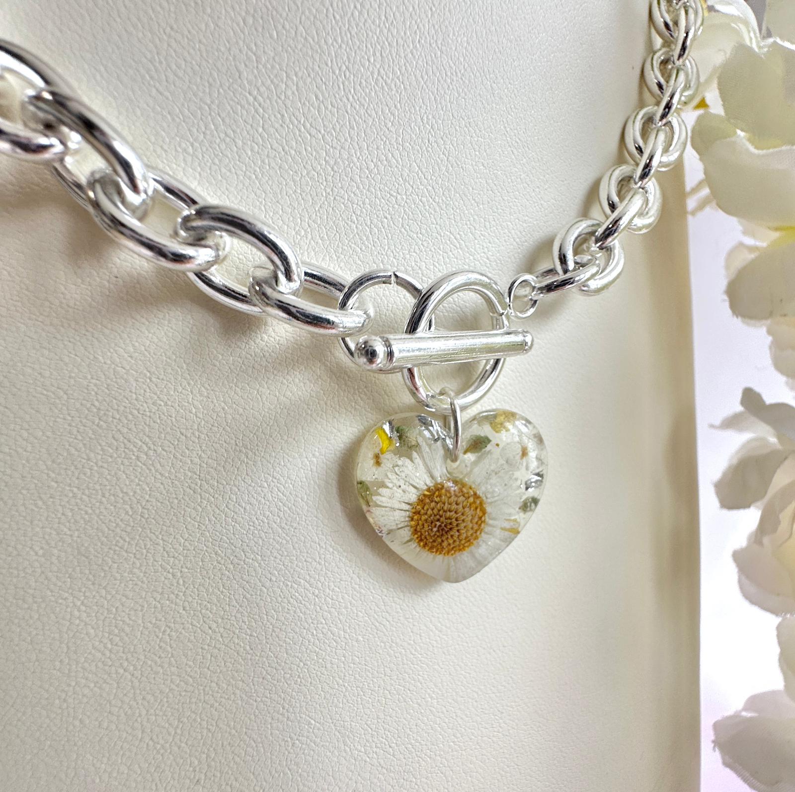 Silver chunky Daisy heart Toggle clasp necklace.