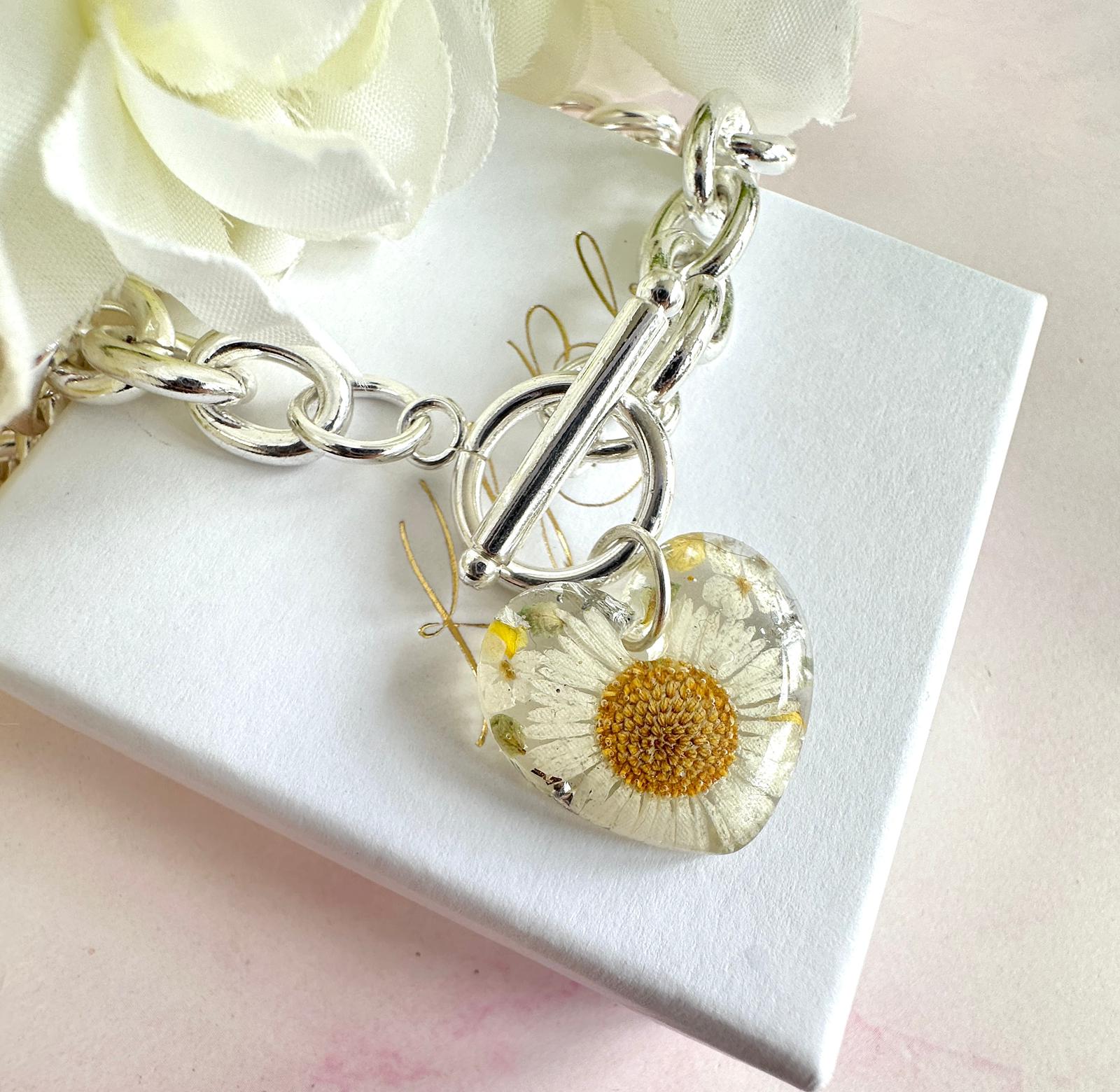 Silver chunky Daisy heart Toggle clasp necklace.