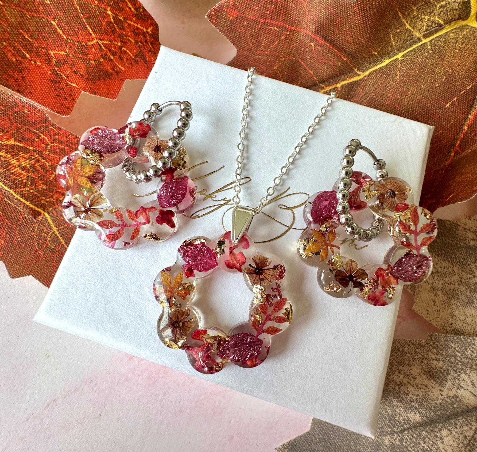 Silver Autumn Wreath bloom necklace.