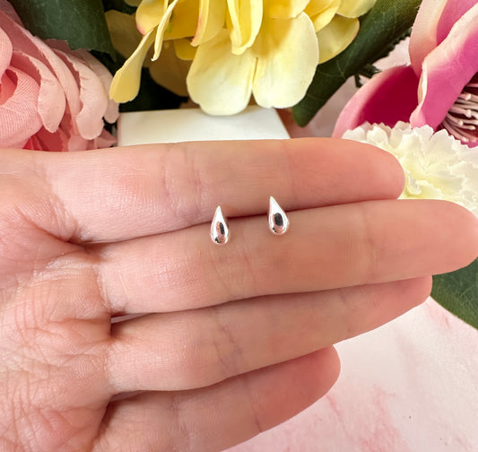 925 Sterling silver Teardrop stud earrings.