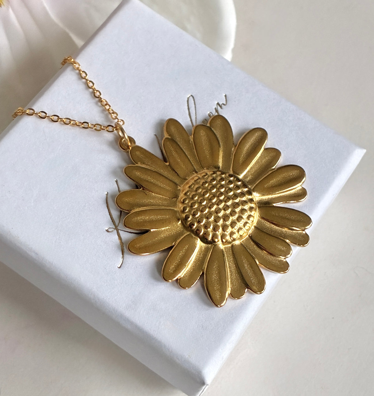 Gold large daisy flower necklace