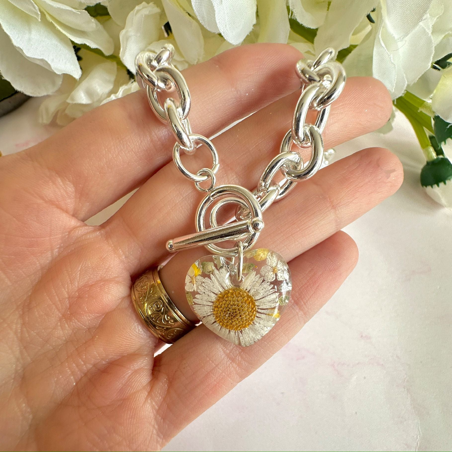 Silver chunky Daisy heart Toggle clasp necklace.