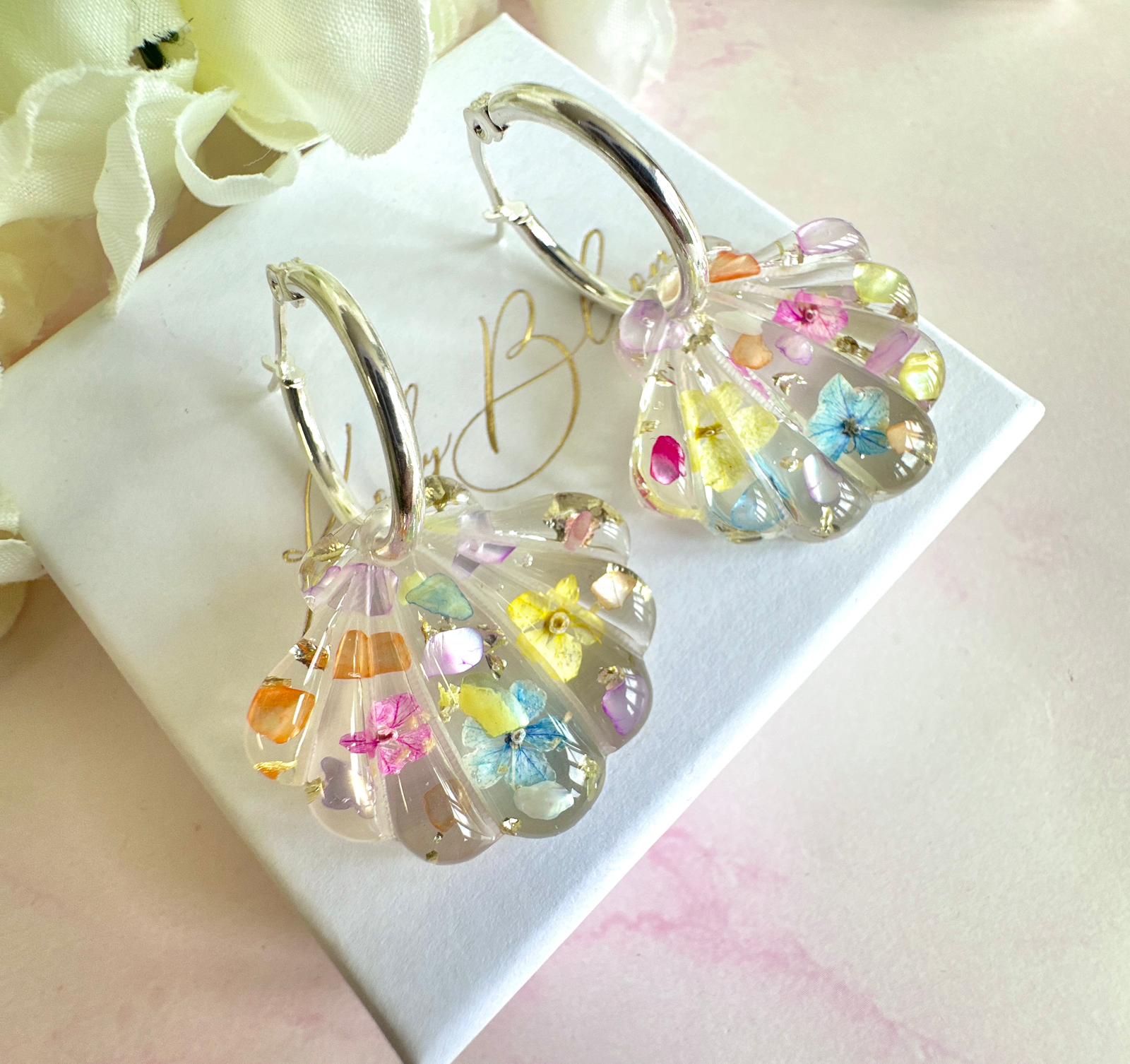 Multicoloured Seashell bloom hoop earrings.