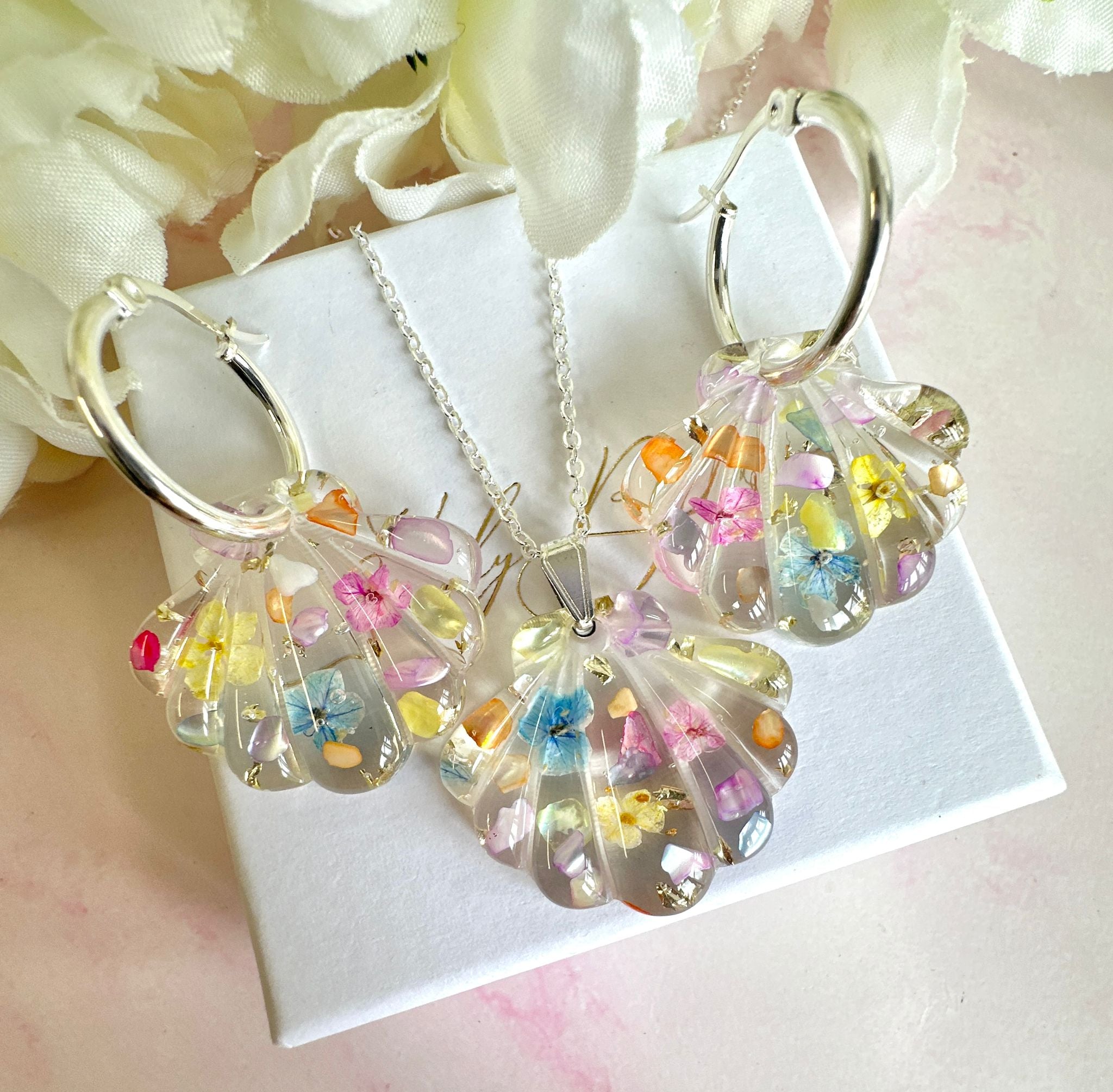 Multicoloured Seashell bloom hoop earrings.