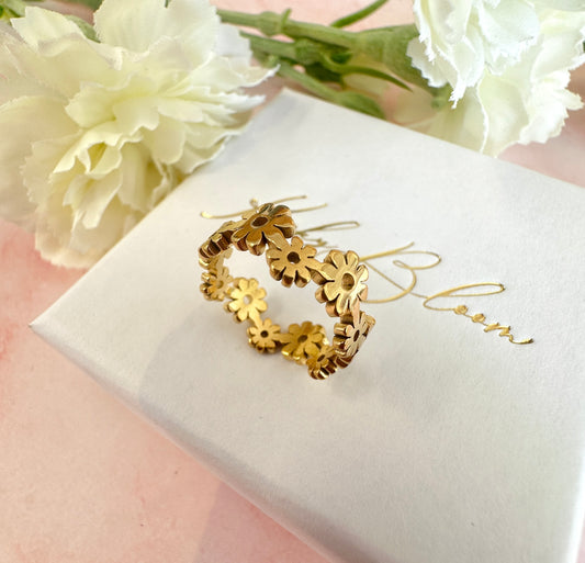 Gold Daisy chain ring