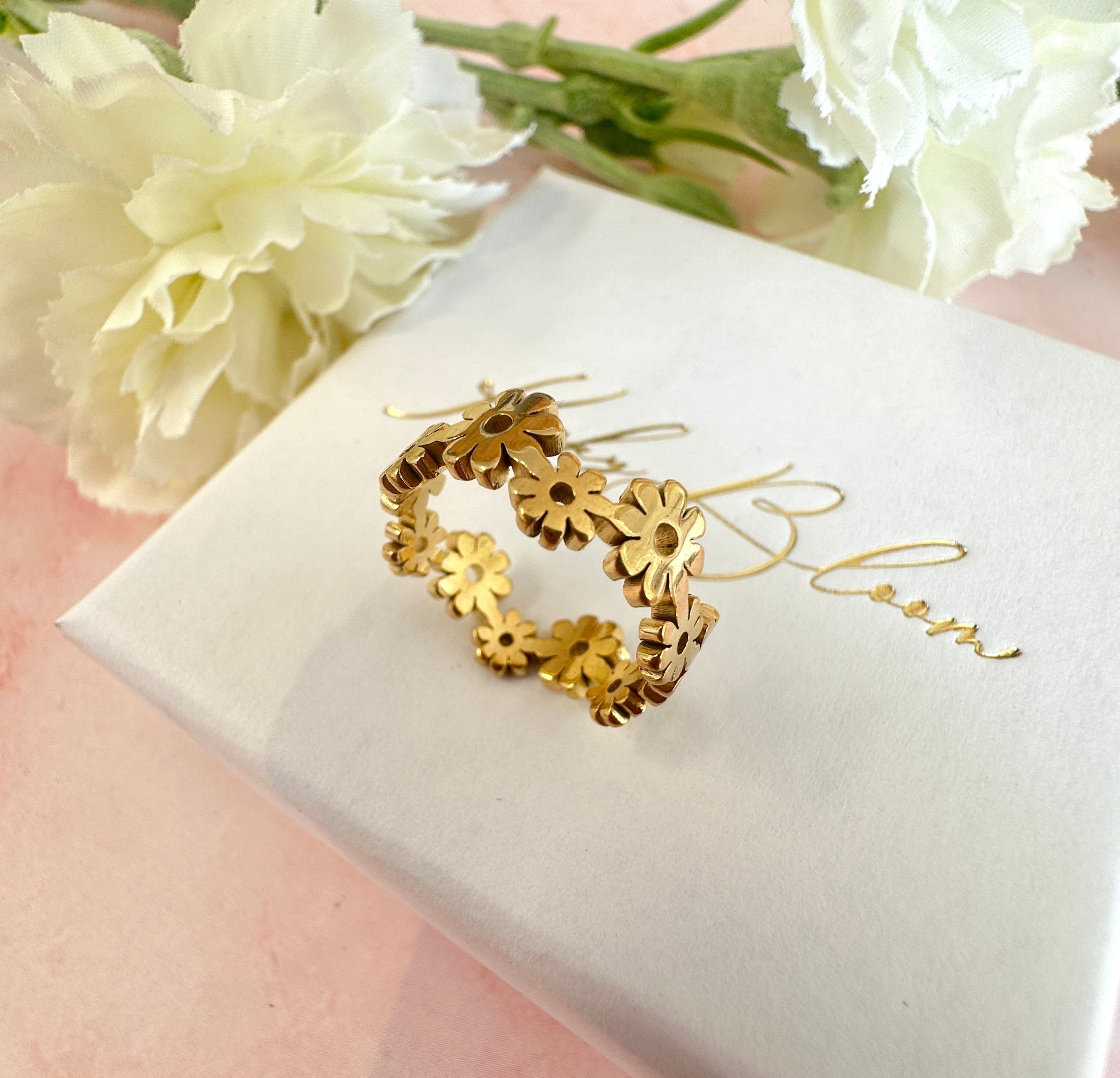 Gold Daisy chain ring
