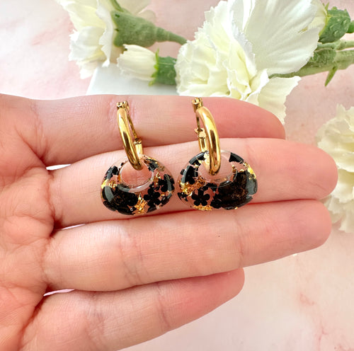 Black flower Retro Nugget bloom earrings.