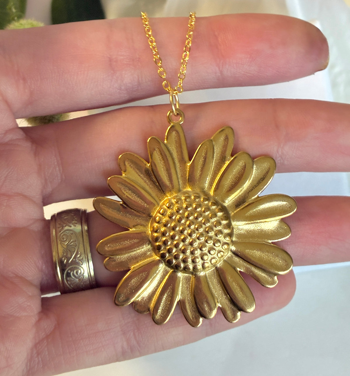 Gold large daisy flower necklace