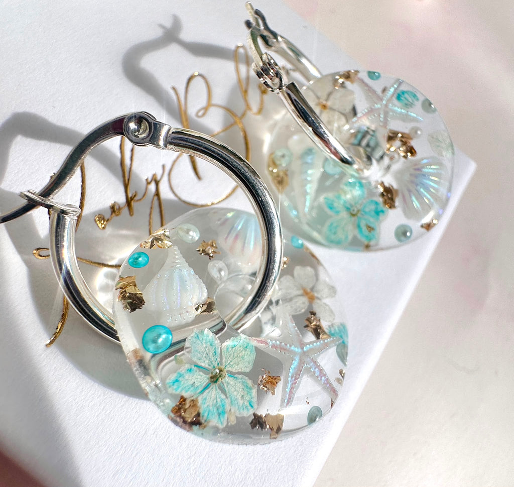 Seaside bloom irregular donut earrings.