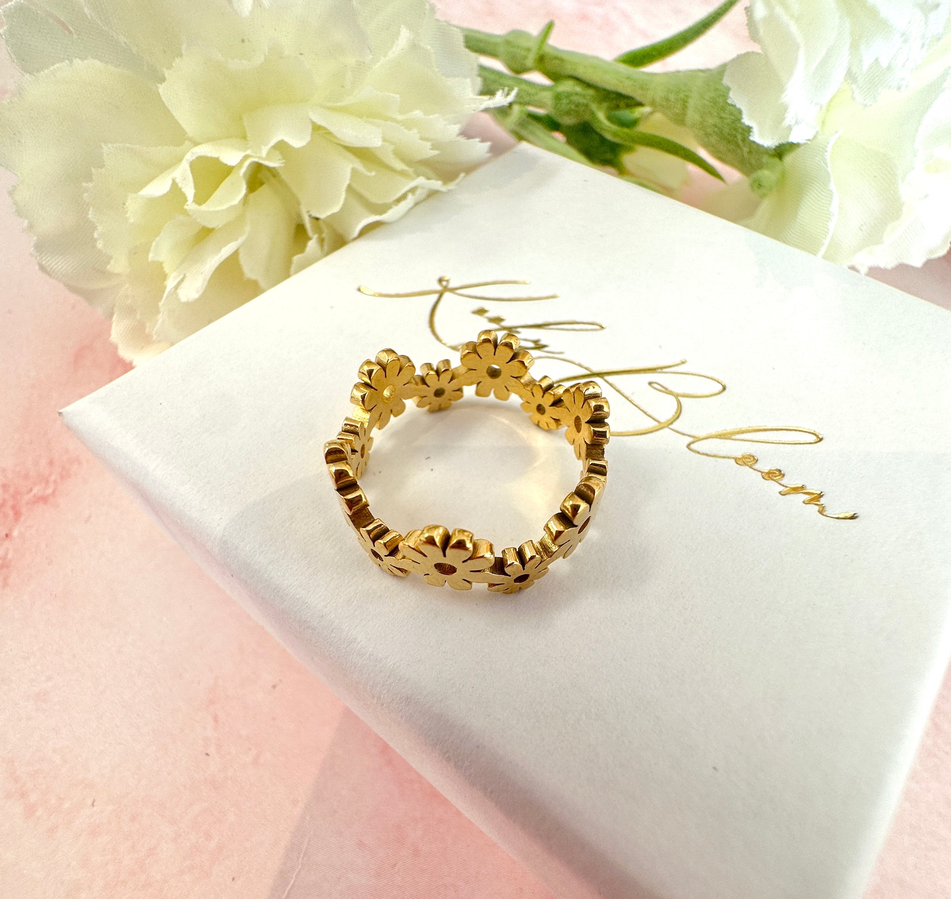 Gold Daisy chain ring
