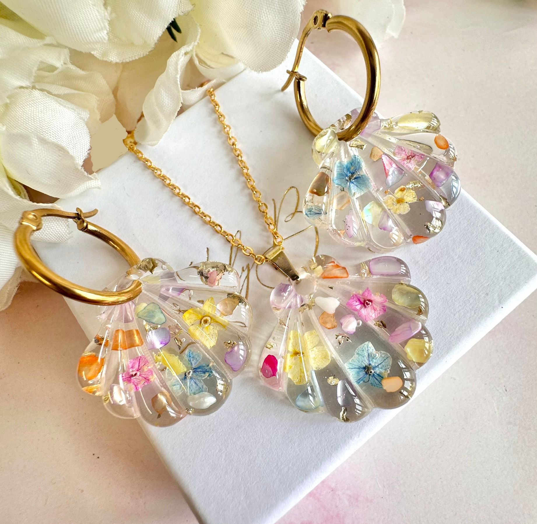 Gold Multicoloured Seashell Bloom Necklace