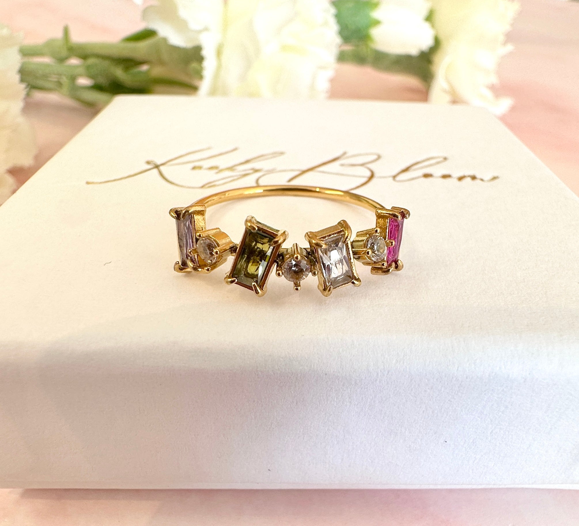 Gold colourful mixed stone ring.